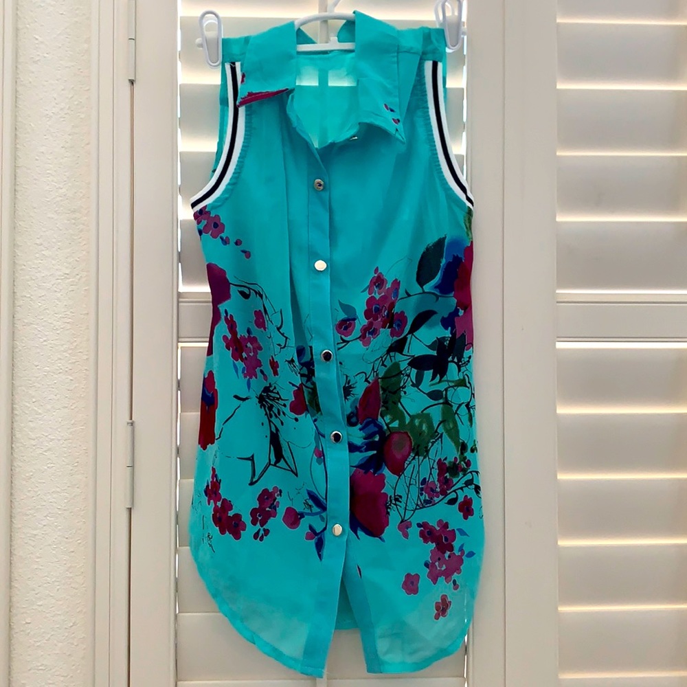 NWOT. Sleeveless Button-Down Top With Floral Print